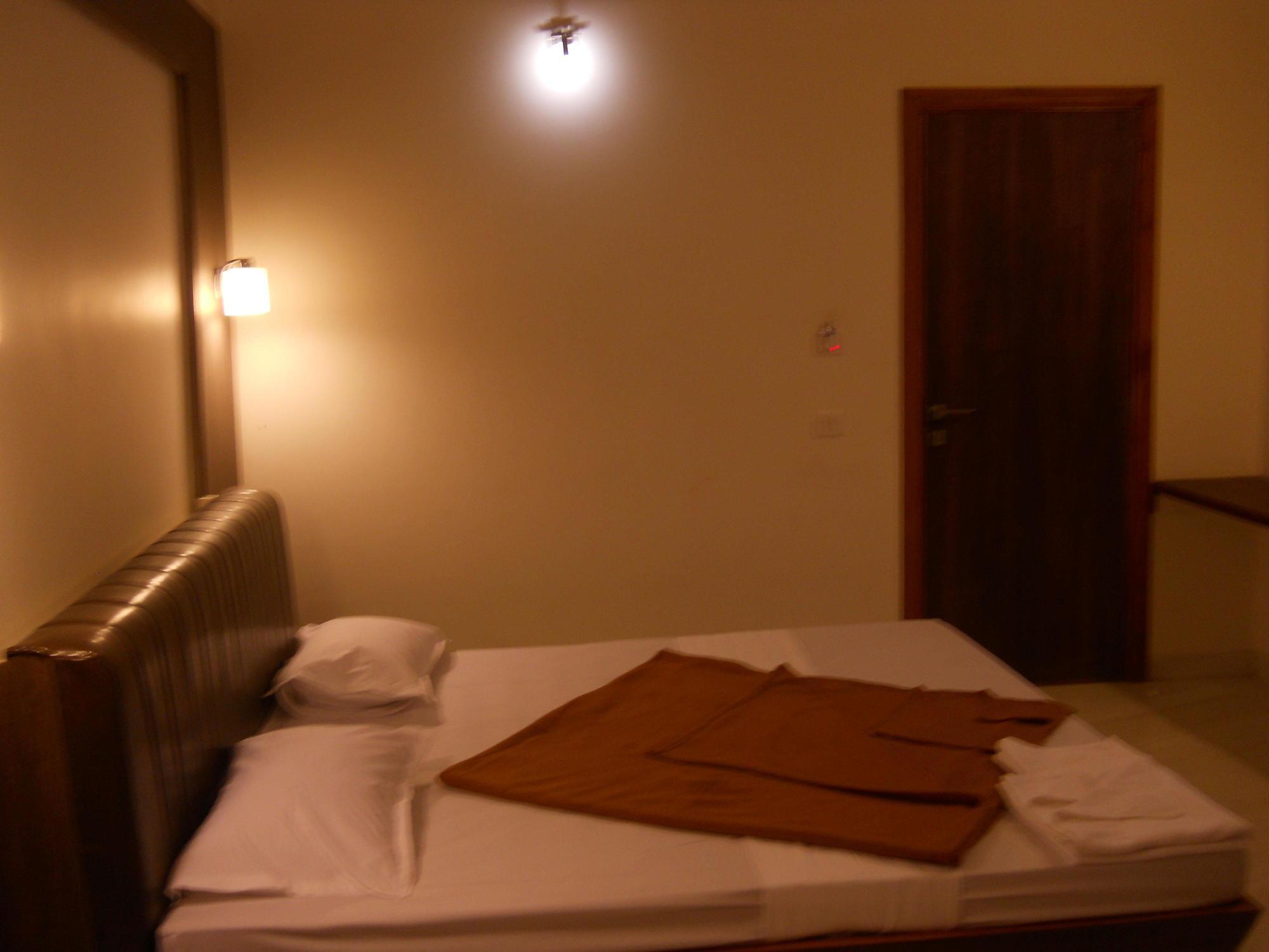 Hotel Grand 3D Bhuj Exteriör bild