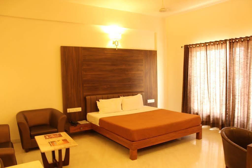 Hotel Grand 3D Bhuj Exteriör bild