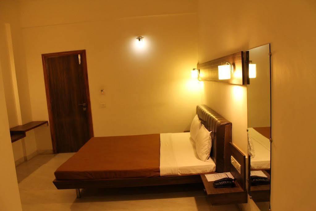 Hotel Grand 3D Bhuj Exteriör bild