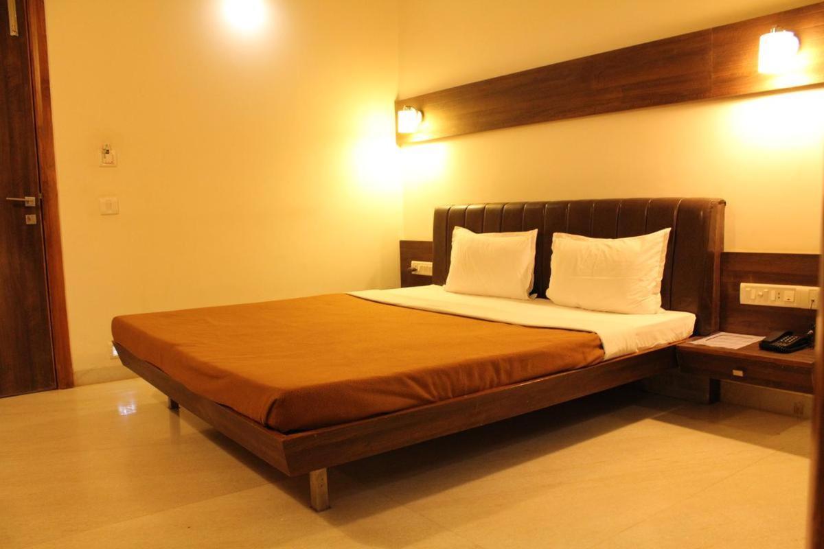 Hotel Grand 3D Bhuj Exteriör bild